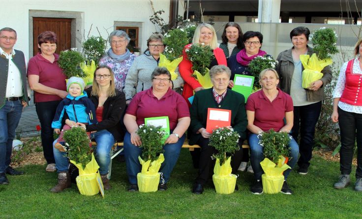 Die Blumenfrauen 2018 wurden im Hof der Familie Friedl bei der Mostkost geehrt. (Foto: privat)
