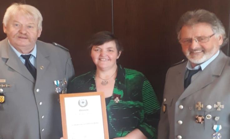 Erika Schuster erhielt den Verdienstorden in Gold mit Rubin an der Damenschleife. (Foto: Jell)