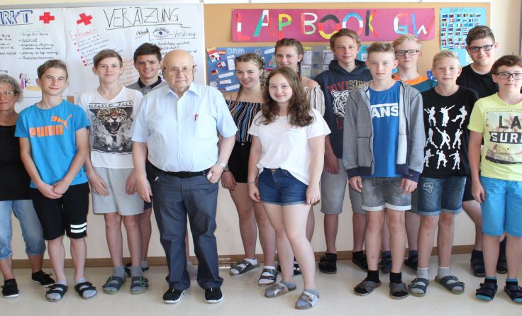 Karl Pfeifer erzählte den Schülern seine bewegte Lebensgeschichte. (Foto: NMS Kopfing)