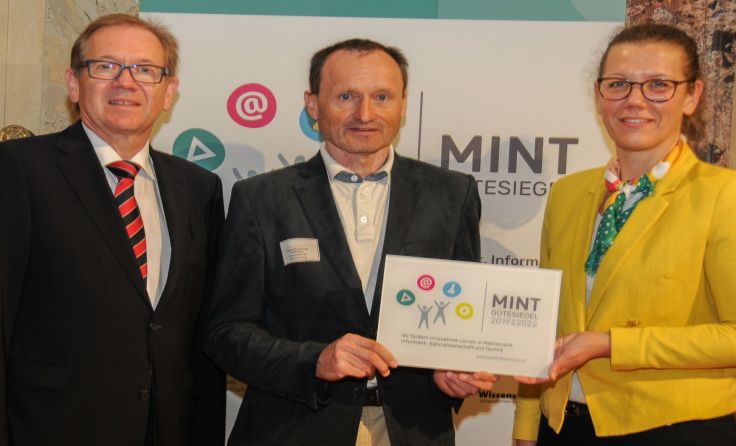 Überreichung des Gütesiegels (Foto: NMS Schärding)