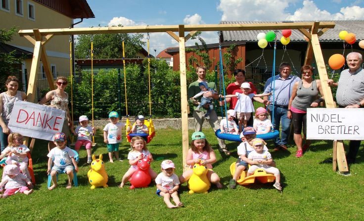 Die Kinder freuen sich über die Schaukel der Theatergruppe St. Roman. (Foto: Sepp Huber)