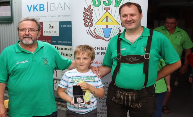 Obmann-Stv. Hubert Auinger, Hauptpreis-Gewinner Felix Heidorn und Stefan Fuchs (Foto: Siedlerverein)