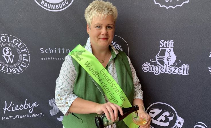 Elisabeth Laher wurde zur ersten Engelszeller Weißbierkönigin ernannt. (Foto: Schano)