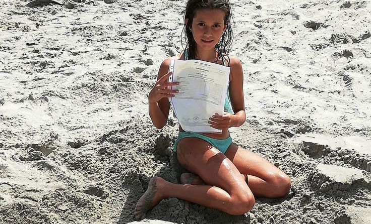 Dieses kreative Zeugnisfoto verhalf Sarah Doblmayr zum Sieg. (Foto: privat)