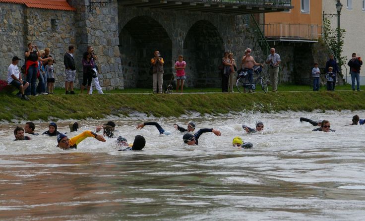Im Neoprenanzug wird von Schärding nach Wernstein geschwommen. (Foto: Wasserrettung Schärding)