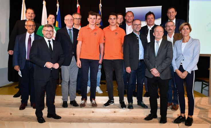 Bodenhofer und Haslinger (in Orange) bei der Preisverleihung des Bundesbewerbes. (Foto: Strasser)