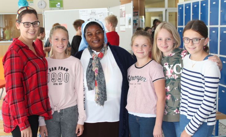 Schwester Justina Camilo war in der NMS Kopfing zu Gast. Foto: privat