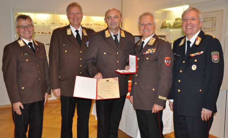 Alfred Deschberger (Mitte) wurde ausgezeichnet. (Foto: Feuerwehr.at)