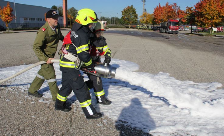 63 Feuerwehrmitglieder haben den Truppführerlehrgang absolviert. (Foto: BFKDO Schärding)