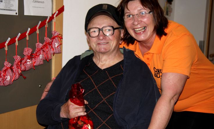 Gertraud Friedl mit Bewohner Josef Hartl (Foto: Caritas)