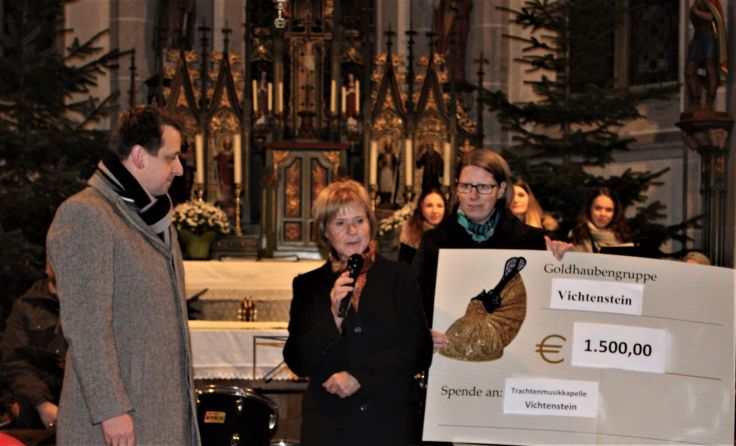 Die Vichtensteiner Goldhaubenfrauen spenden für die neue Musikertracht. (Foto: privat)