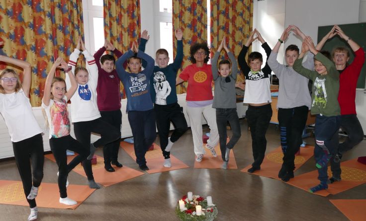Yogaübungen gaben einen Einblick in die indische Kultur. (Foto: NMS Esternberg)