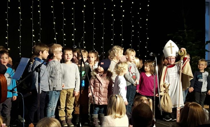 Kindergarten- und Schulkinder umrahmten den Wernsteiner Adventmarkt. (Foto: privat)