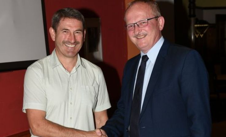 Bürgermeister Alois Stadler gratuliert Obmann Josef Piroth zur Wiederwahl. (Foto: Union Wernstein)