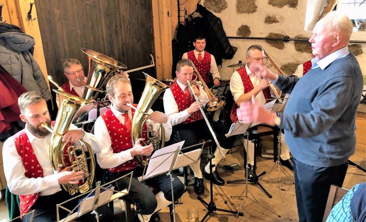 Für den rüstigen Jubilar war es eine Ehrensache, einen Marsch zu dirigieren. (Foto: Gruber)