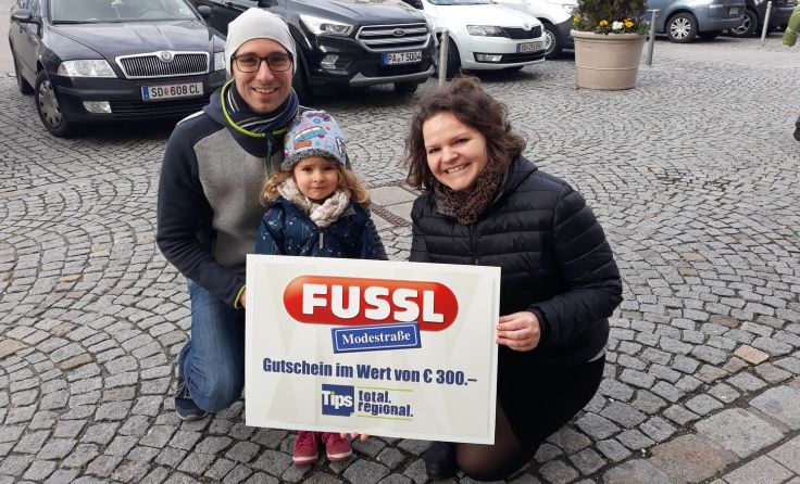 Tips-Redakteurin Elena Auinger übergibt den Gewinn an Christian Steininger. (Foto: Koidl)