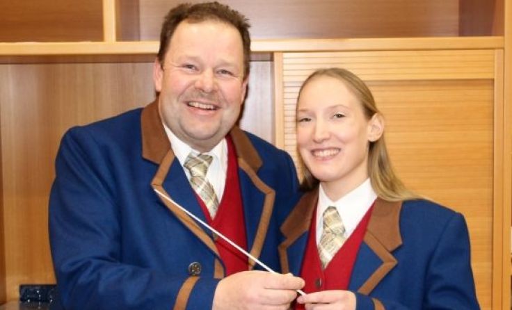 Hannah Zauner übergibt den Taktstock an Gerhard Auinger. (Foto: privat)