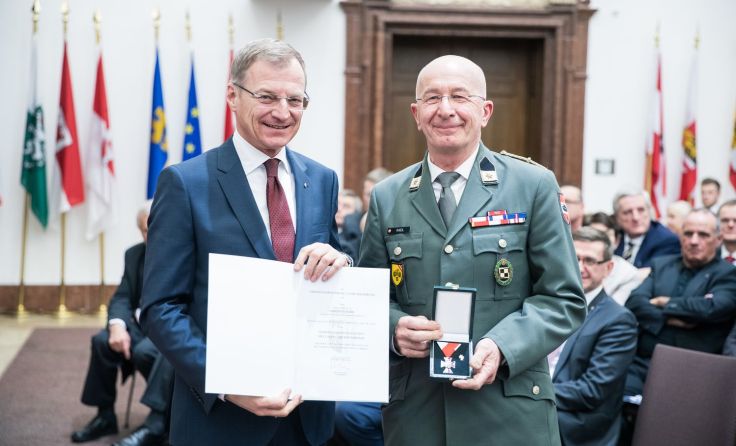 Christian Raidl erhielt das Silberne Verdienstzeichen. (Foto: Land OÖ)