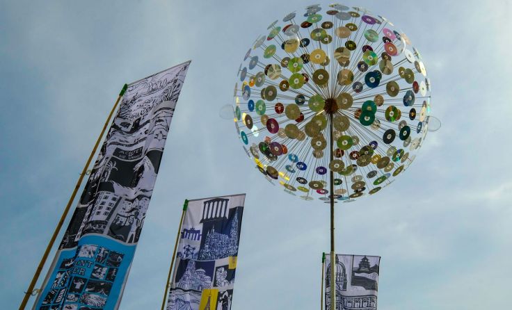 Pusteblume umgeben von Fahnen (Foto: H. Berger)
