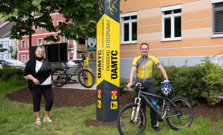 Karin Wundsam und Harald Großauer bei der SelfService-Station in Engelhartszell (Foto: ÖAMTC)