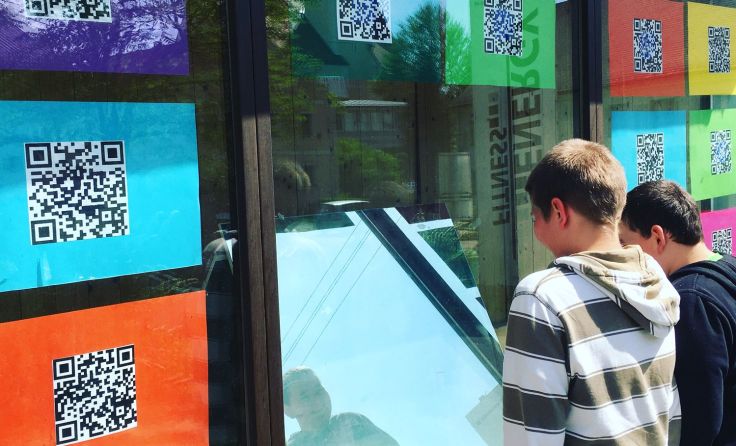Die Schüler gestalteten ein Schaufenster mit QR-Codes von Vereinen. (Foto: privat)