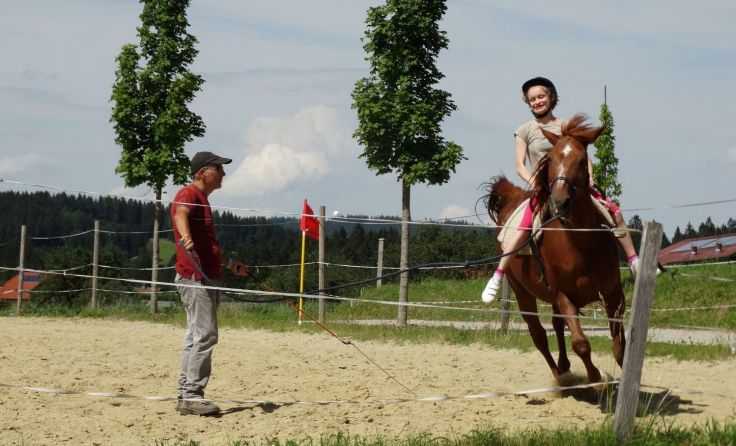 Susanne macht dank der Reittherapie wichtige Entwicklungsfortschritte. (Foto: privat)