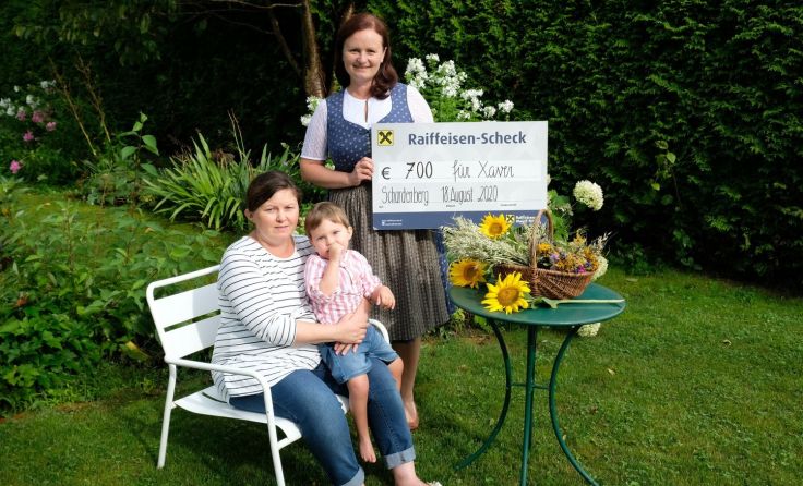 Goldhauben-Obfrau Doris Schmidbauer überreichte an Bettina Peham einen Scheck. (Foto: Sepp Pfeil)