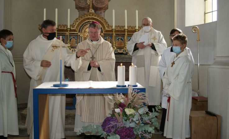 Der neue Volksaltar in der Kirche Stadl wurde vom Bischof geweiht. (Foto: Helga Jungwirth)