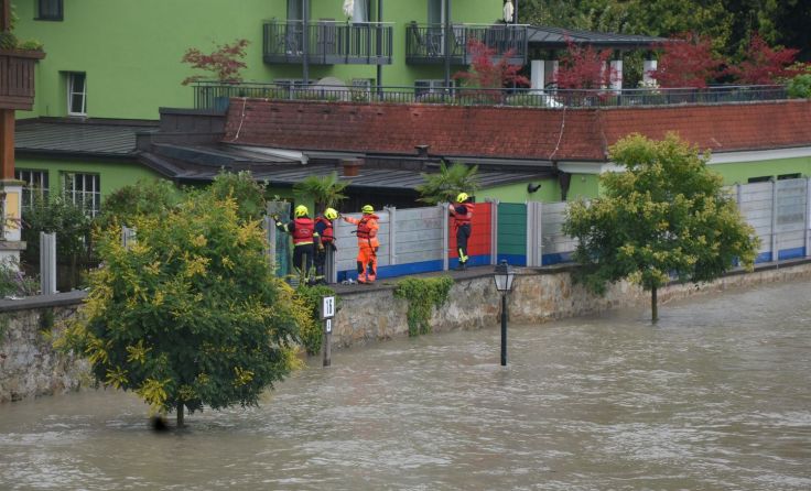 Aufbau Hochwasserschutz (Foto: FF Schärding)