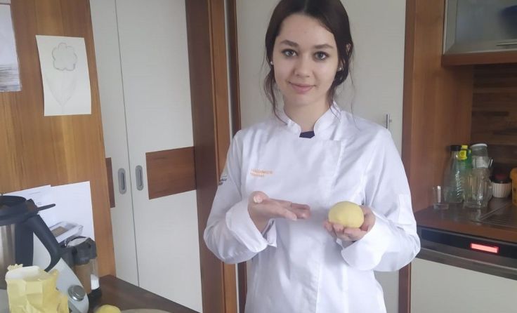 Hannah präsentiert ihre zu Hause hergestellten Knödel. (Foto: privat)