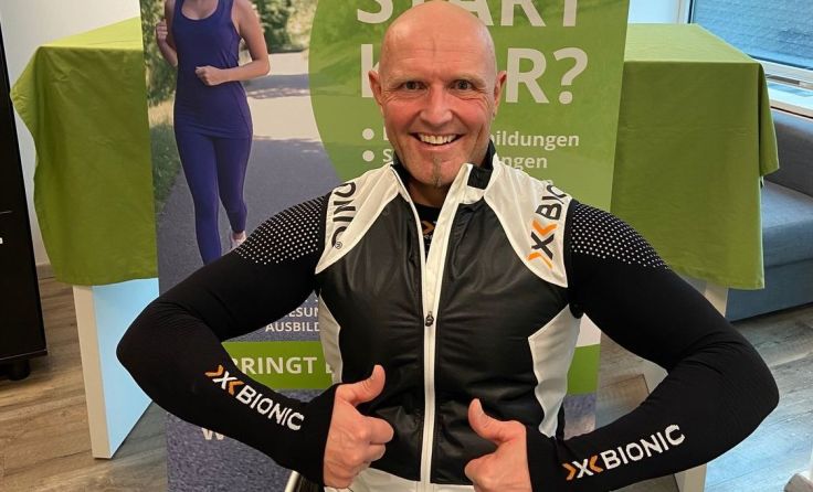 Walter Ablinger mit der neuen Sportbekleidung von X-Bionic (Foto: Wier PR)