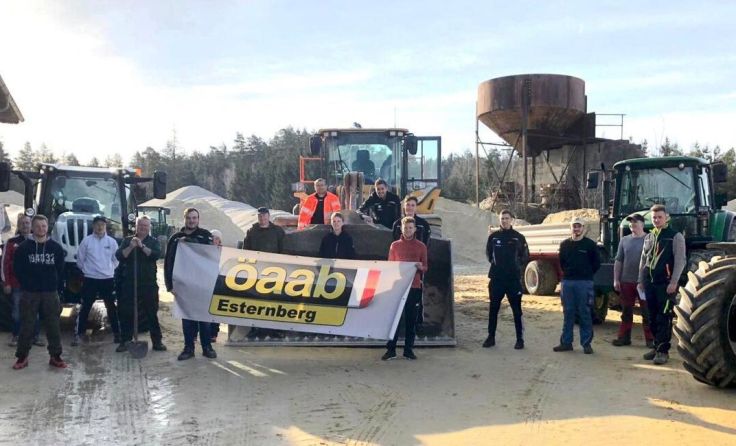 Der ÖAAB Esternberg lieferte frischen Sand an die Kinder. (Foto: ÖAAB Esternberg)