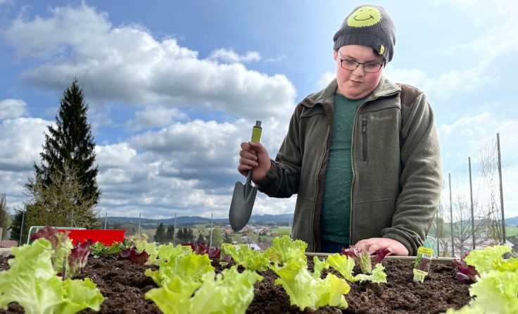 Die Schüler pflegen das neue, bepflanzte Hochbeet selbstverantwortlich. (Foto: MS Münzkirchen)