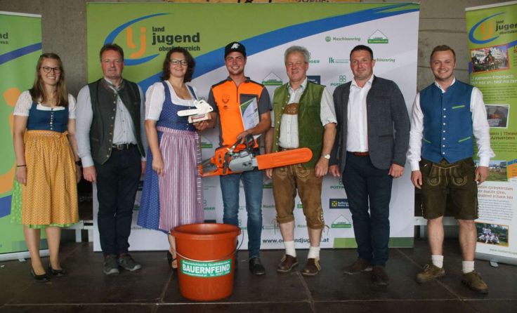 Landessieger Lukas Baminger (Bildmitte) Foto: Landjugend OÖ