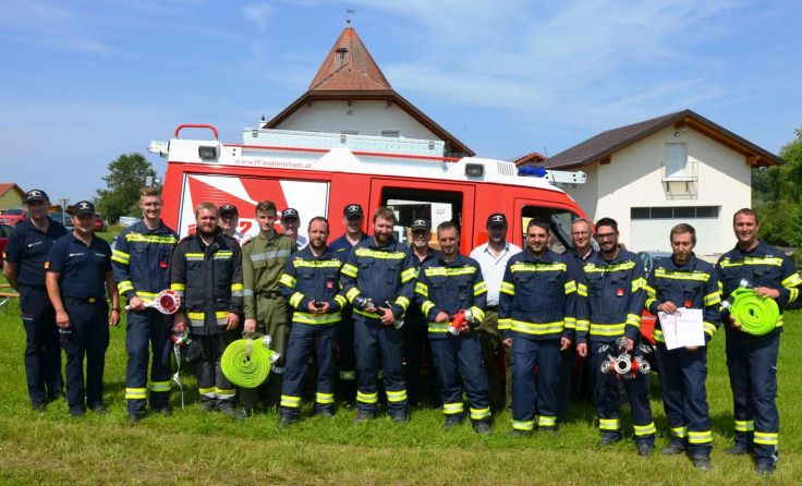 Zehn Kameraden der FF Wallensham legten die Branddienstleistungsprüfung ab. (Foto: FF Wallensham)