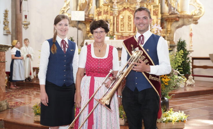 Die Goldhaubenfrauen spendeten 2.600 Euro an den Musikverein Diersbach. (Foto: privat)