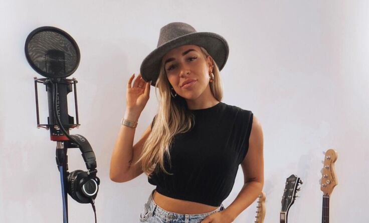 Anna Kalchgruber arbeitet im Moment an ihrem neuen Song im Studio. (Foto: privat)