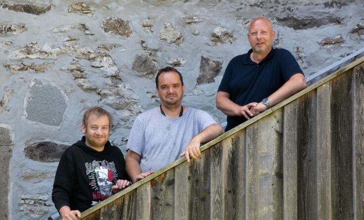 Marco Wappler (r.) mit Bewohnern vom Pamingerhof der Caritas in St. Aegidi (Foto: Caritas)