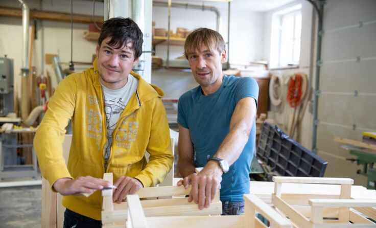 Tischlermeister Karl Schneeberger mit Andreas Knogler (Foto: Caritas)