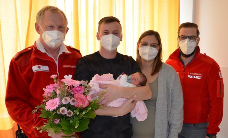 Alois Kasbauer, Martin mit Frida und Magdalena Bernauer, Dr. Manuel Gahbauer (Foto: ÖRK Schärding)
