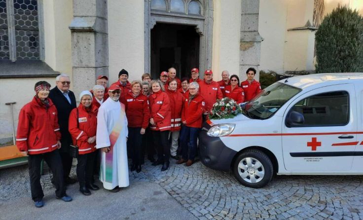 Die Mitarbeiter freuen sich über die Fahrzeugsegnung. (Foto: ÖRK)