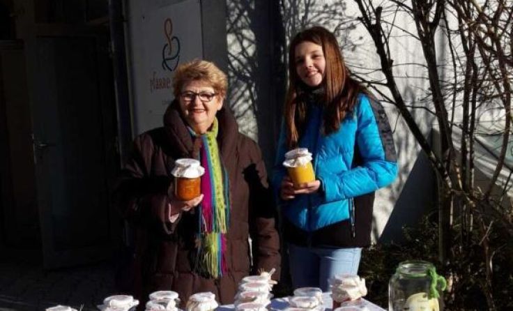 Franziska Schneebauer und Marie Angerer mit den Fastensuppen im Glas (Foto: Gabi Angerer)
