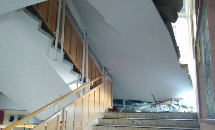 Die Decke des Stiegenhauses der Volksschule Kopfing stürzte ein. (Foto: Gemeinde Kopfing)