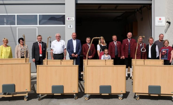 Die Spender und Ehrengäste bei der Überreichung der Hauskranken-Pflegebetten (Foto: privat)