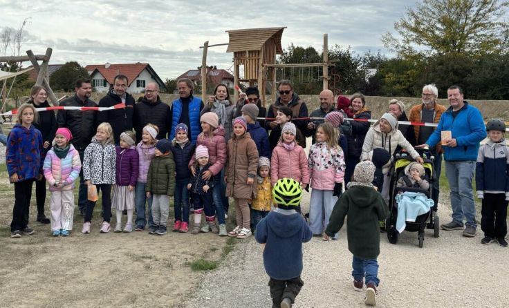 Zahlreiche Besucher bei der Eröffnung (Foto: Privat)