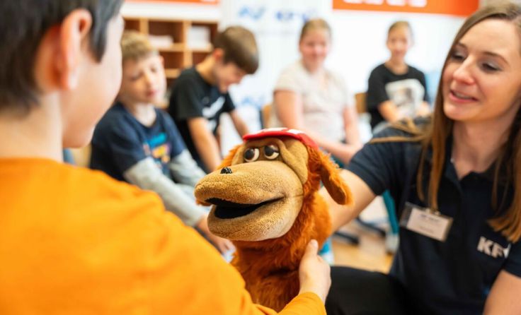 Die Puppe Sokrates gibt Tipps. (Foto: KFV/Michael Sabotha)