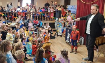 Kinderfasching in Ansfelden mit Zauberer und Prinzenpaar