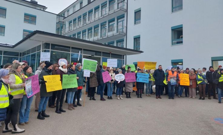 Streikende vor dem Klinikum in Grieskirchen. (Foto: Tips)