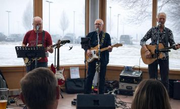 Guitar Brothers im Dorf von Assista in Altenhof