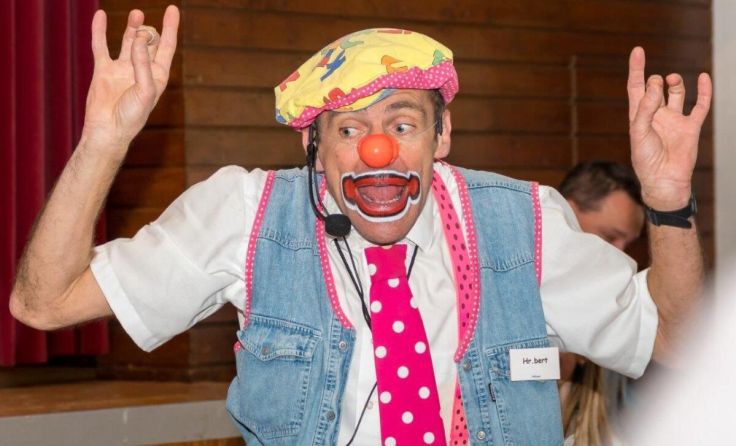 Clown Her.bert kommt in den Pfarrsaal. (Foto: Union)